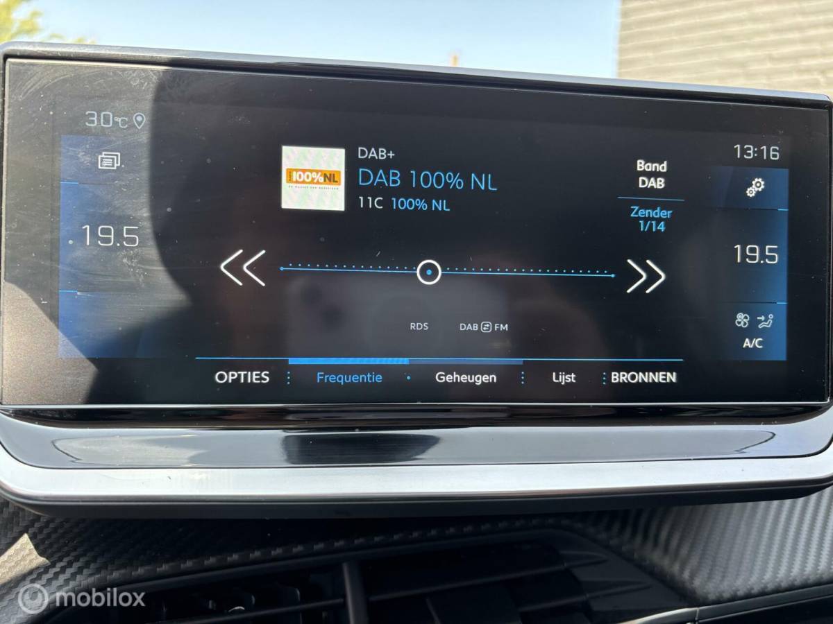 Peugeot 208 Peugeot 208 1.2 PureTech 100 Allure Pack navigatie en carplay Led koplampen cruise control Led koplampen