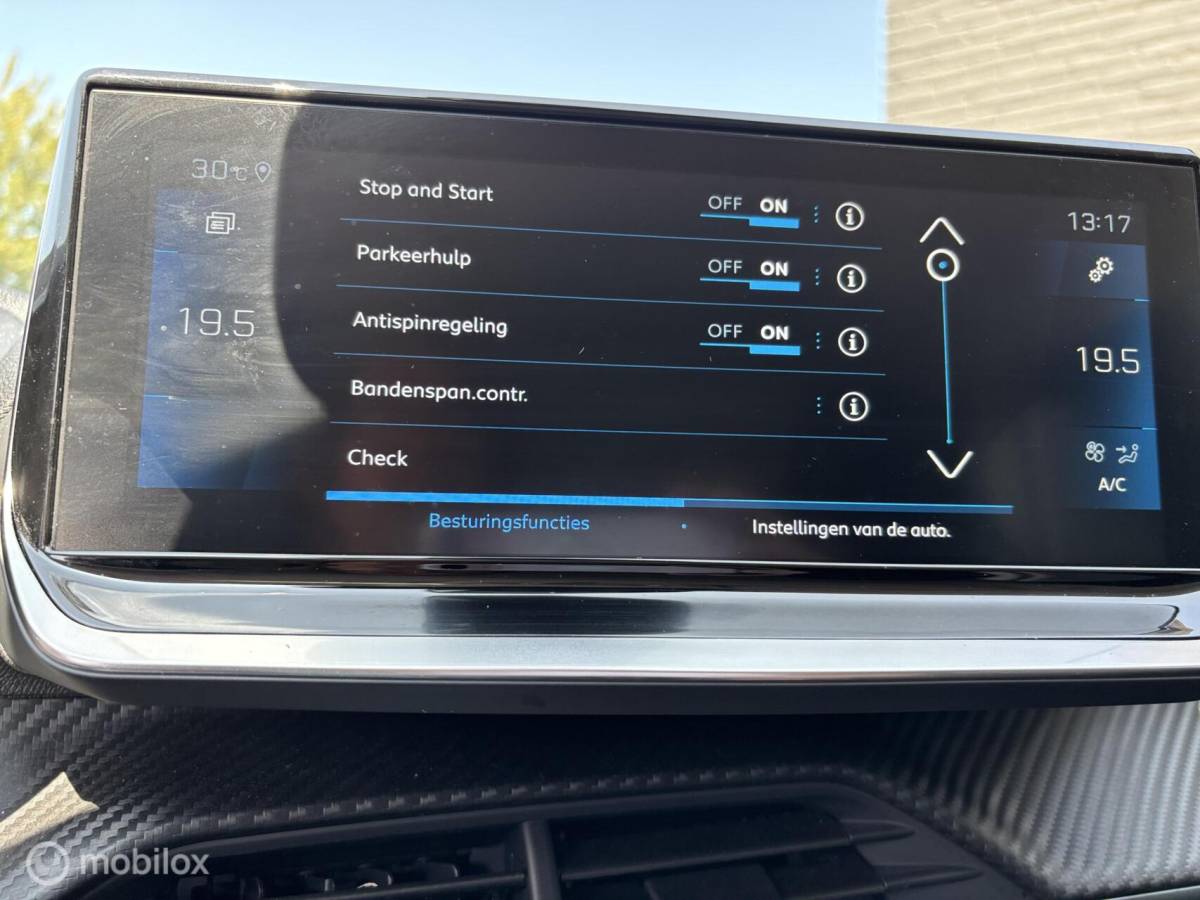 Peugeot 208 Peugeot 208 1.2 PureTech 100 Allure Pack navigatie en carplay Led koplampen cruise control Led koplampen