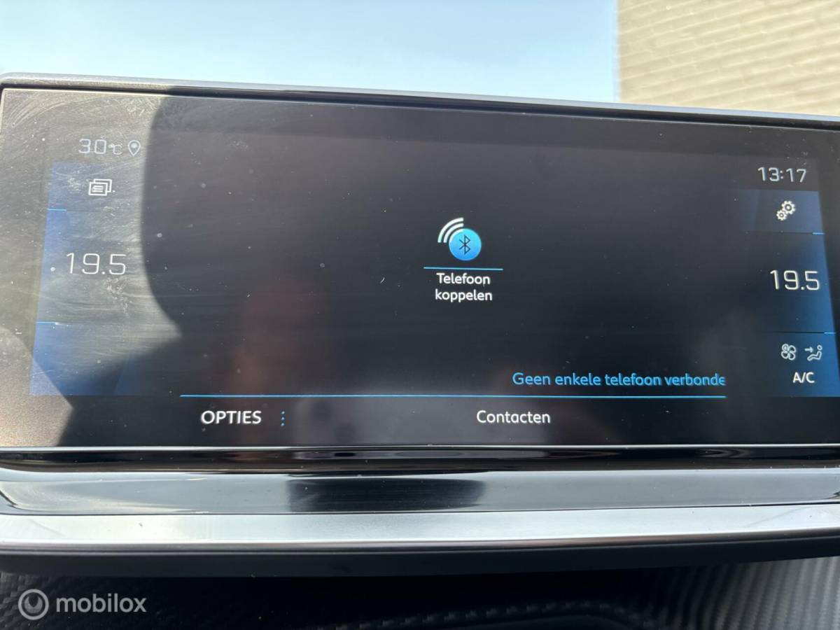 Peugeot 208 Peugeot 208 1.2 PureTech 100 Allure Pack navigatie en carplay Led koplampen cruise control Led koplampen