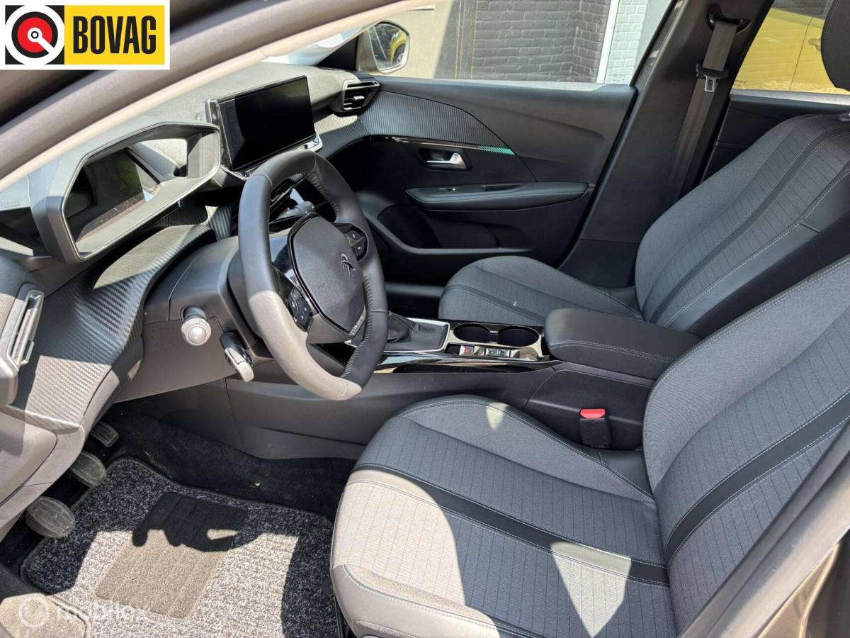 Peugeot 208 Peugeot 208 1.2 PureTech 100 Allure Pack navigatie en carplay Led koplampen cruise control Led koplampen