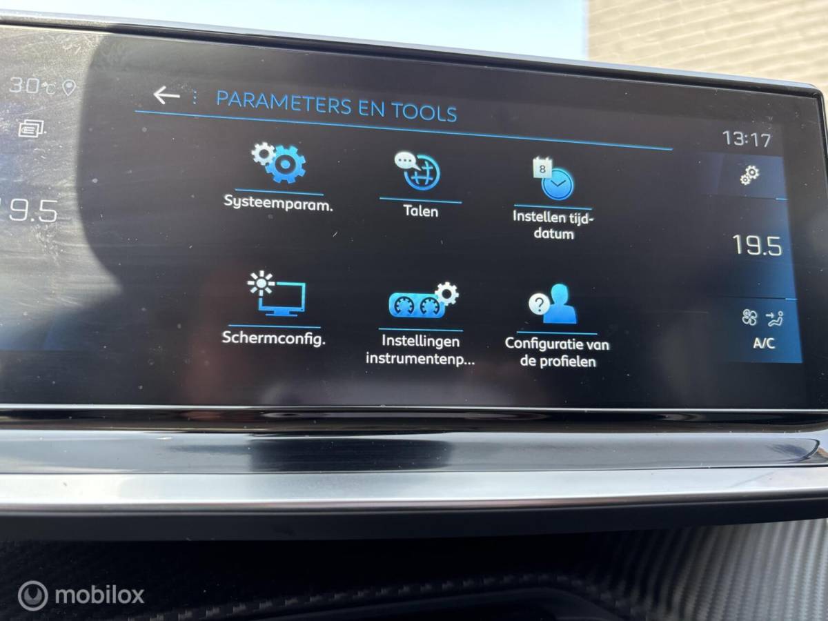 Peugeot 208 Peugeot 208 1.2 PureTech 100 Allure Pack navigatie en carplay Led koplampen cruise control Led koplampen
