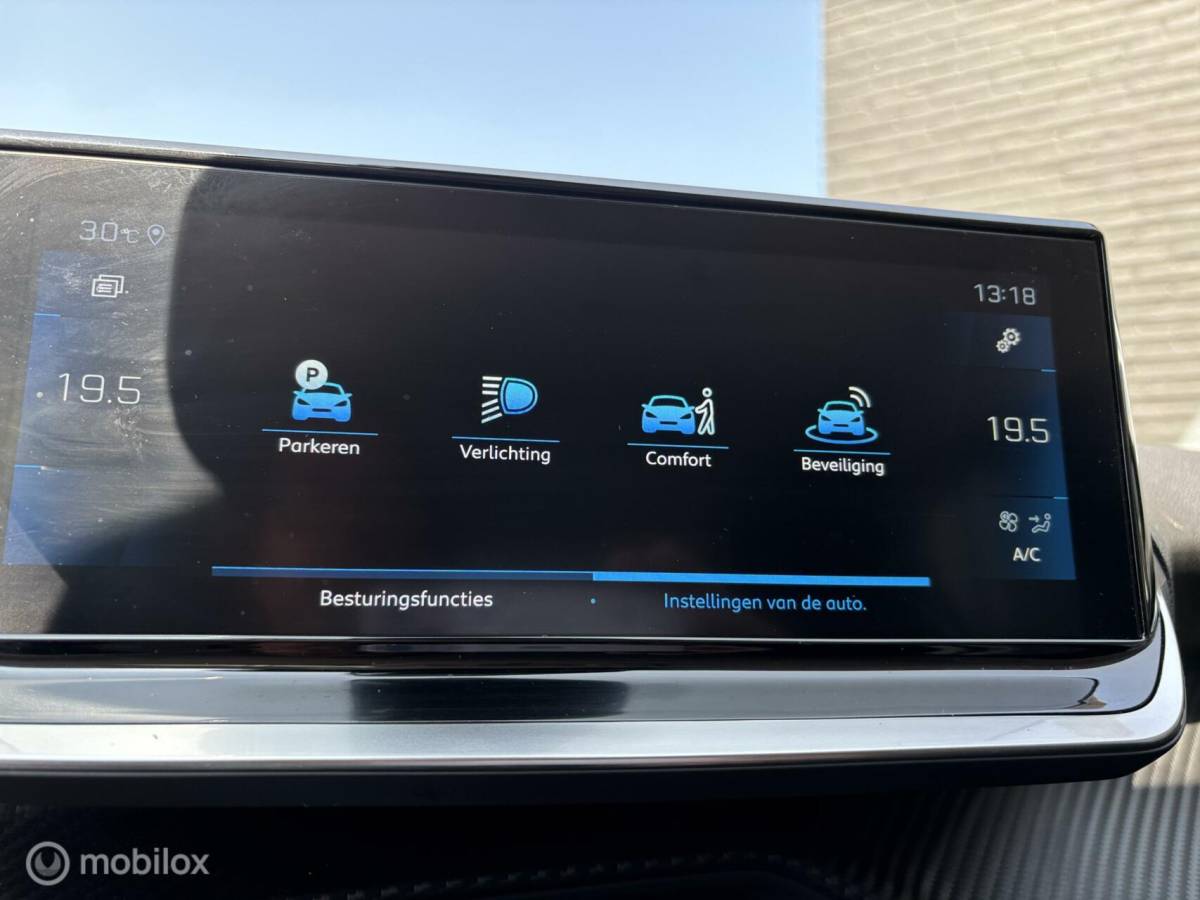 Peugeot 208 Peugeot 208 1.2 PureTech 100 Allure Pack navigatie en carplay Led koplampen cruise control Led koplampen