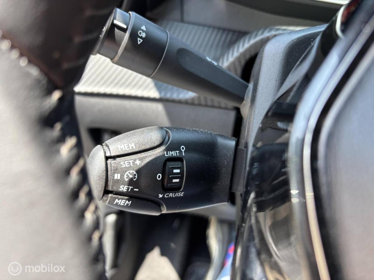 Peugeot 208 Peugeot 208 1.2 PureTech 100 Allure Pack navigatie en carplay Led koplampen cruise control Led koplampen