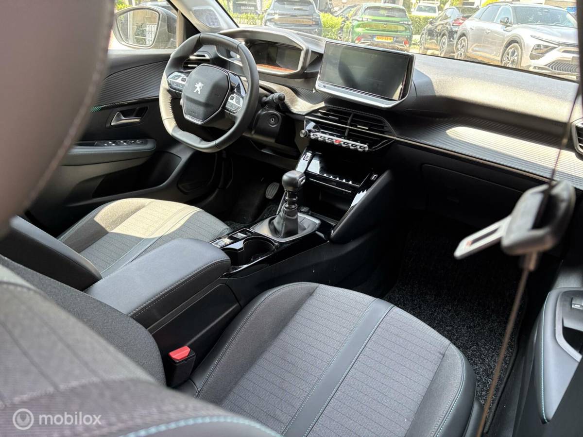 Peugeot 208 Peugeot 208 1.2 PureTech 100 Allure Pack navigatie en carplay Led koplampen cruise control Led koplampen
