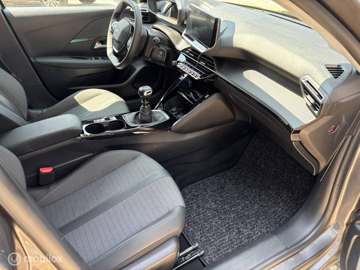 Peugeot 208 Peugeot 208 1.2 PureTech 100 Allure Pack navigatie en carplay Led koplampen cruise control Led koplampen