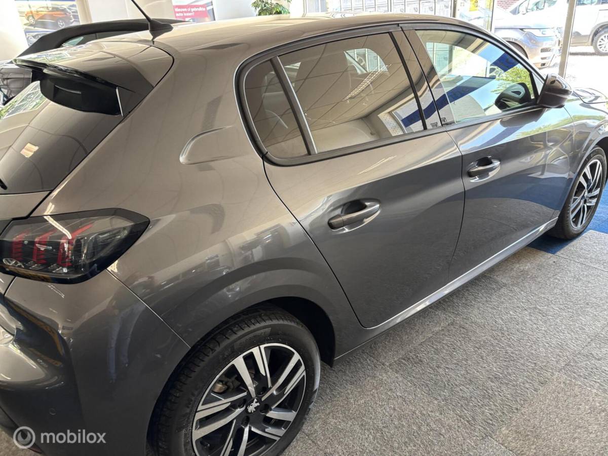 Peugeot 208 Peugeot 208 1.2 PureTech 100 Allure Pack navigatie en carplay Led koplampen cruise control Led koplampen