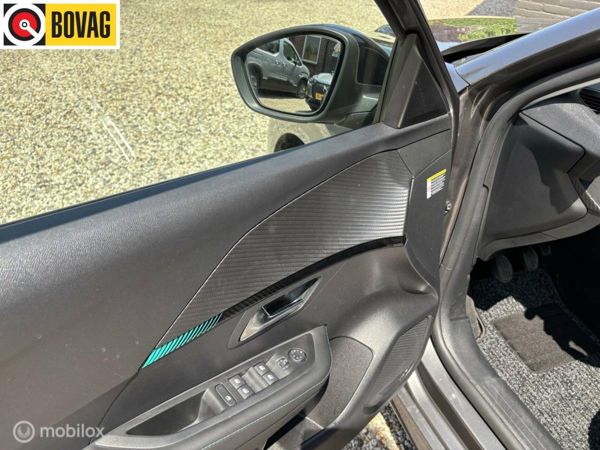Peugeot 208 Peugeot 208 1.2 PureTech 100 Allure Pack navigatie en carplay Led koplampen cruise control Led koplampen