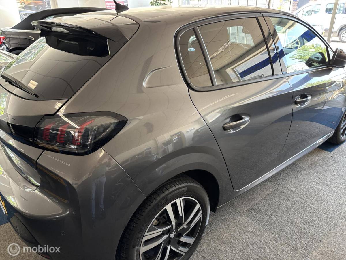 Peugeot 208 Peugeot 208 1.2 PureTech 100 Allure Pack navigatie en carplay Led koplampen cruise control Led koplampen
