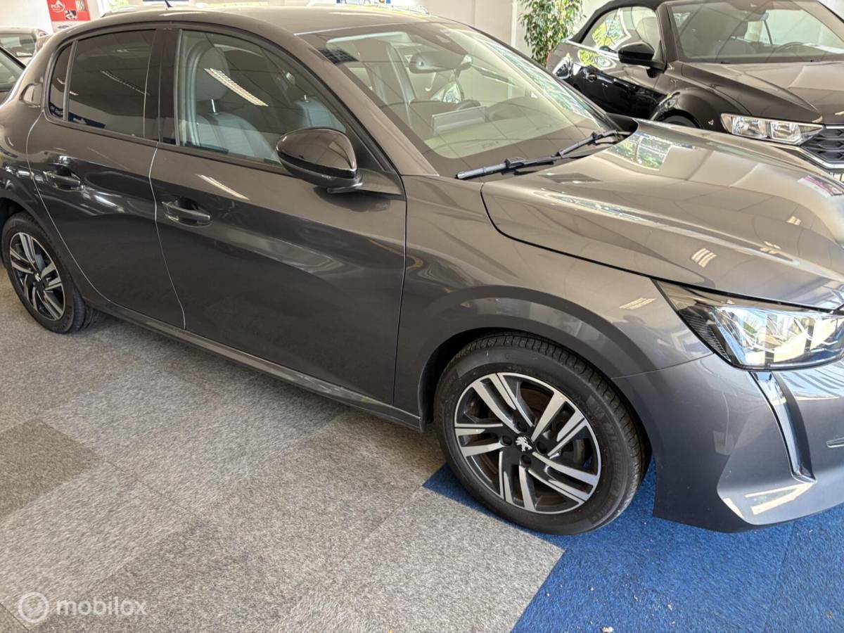 Peugeot 208 Peugeot 208 1.2 PureTech 100 Allure Pack navigatie en carplay Led koplampen cruise control Led koplampen