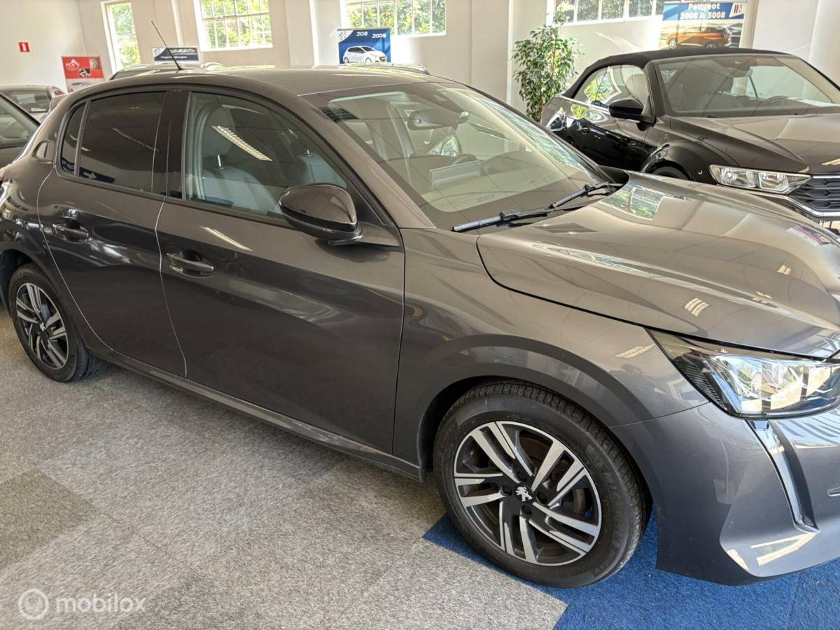 Peugeot 208 Peugeot 208 1.2 PureTech 100 Allure Pack navigatie en carplay Led koplampen cruise control Led koplampen