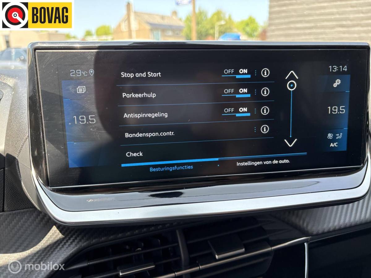 Peugeot 208 Peugeot 208 1.2 PureTech 100 Allure Pack navigatie en carplay Led koplampen cruise control Led koplampen