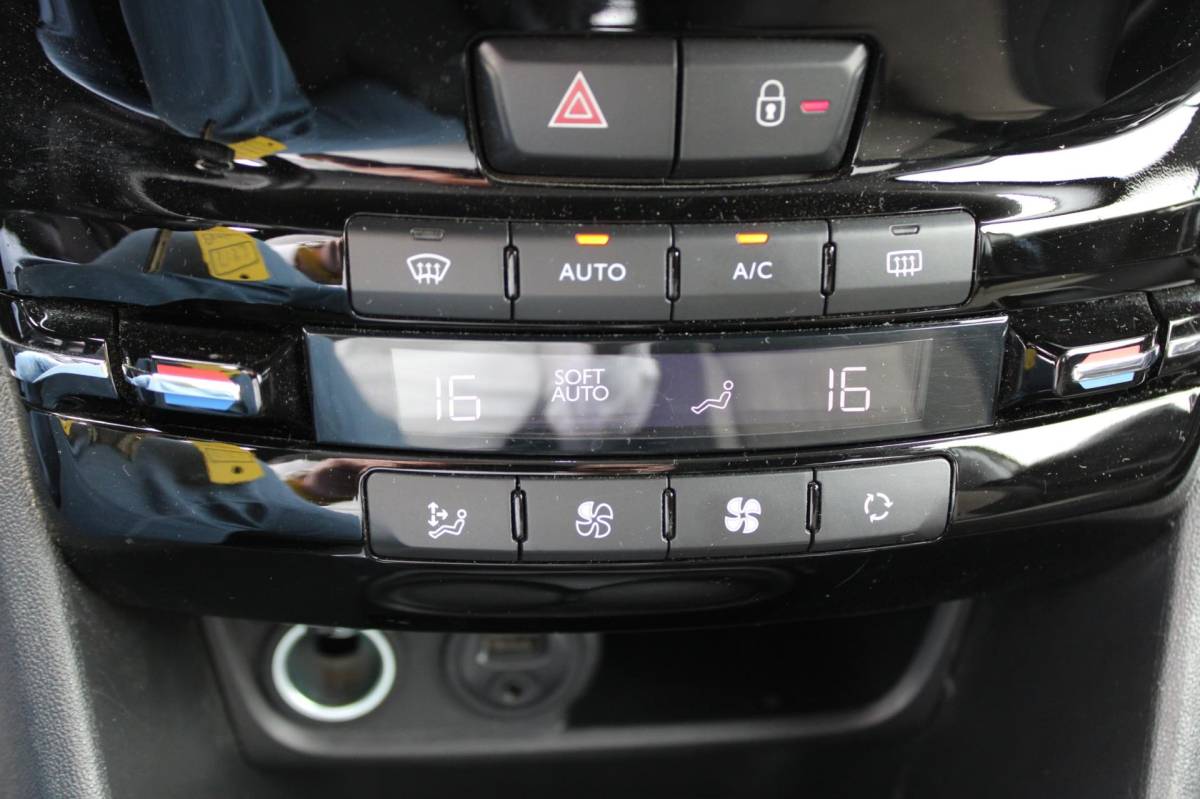 Peugeot 208 Peugeot 208 1.2 VTi 5-DEURS OXYGO-uitv|CLIMA AIRCO|ISOFIX|CRUISE CONTROL|NAVIGATIE|LED|TREKHAAK/LM-VELG|BLUETOOTH/nwe APK+OH.BEURT
