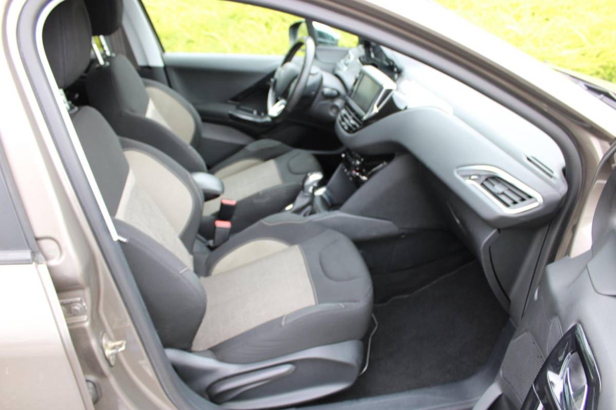 Peugeot 208 Peugeot 208 1.2 VTi 5-DEURS OXYGO-uitv|CLIMA AIRCO|ISOFIX|CRUISE CONTROL|NAVIGATIE|LED|TREKHAAK/LM-VELG|BLUETOOTH/nwe APK+OH.BEURT