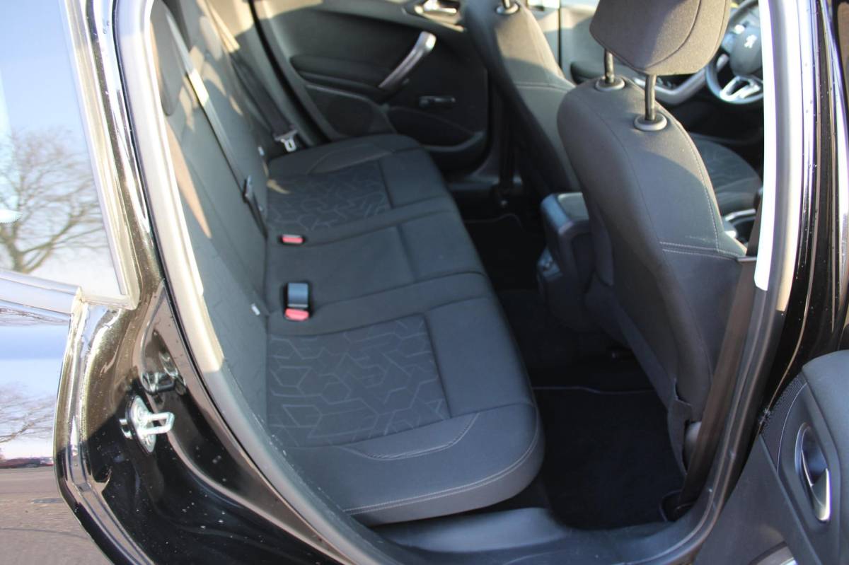 Peugeot 2008 Peugeot 2008 1.2 VTi ACTIVE-uitv|AIRCO|TREKHAAK|CRUISE CONTROL|ISOFIX|LM-VELG|BLUETOOTH|NAVIGATIE|nwe APK+OH.BEURT BIJ AFLEVERING