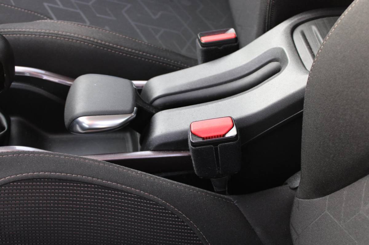 Peugeot 2008 Peugeot 2008 1.2 VTi ACTIVE-uitv|AIRCO|TREKHAAK|CRUISE CONTROL|ISOFIX|LM-VELG|BLUETOOTH|NAVIGATIE|nwe APK+OH.BEURT BIJ AFLEVERING