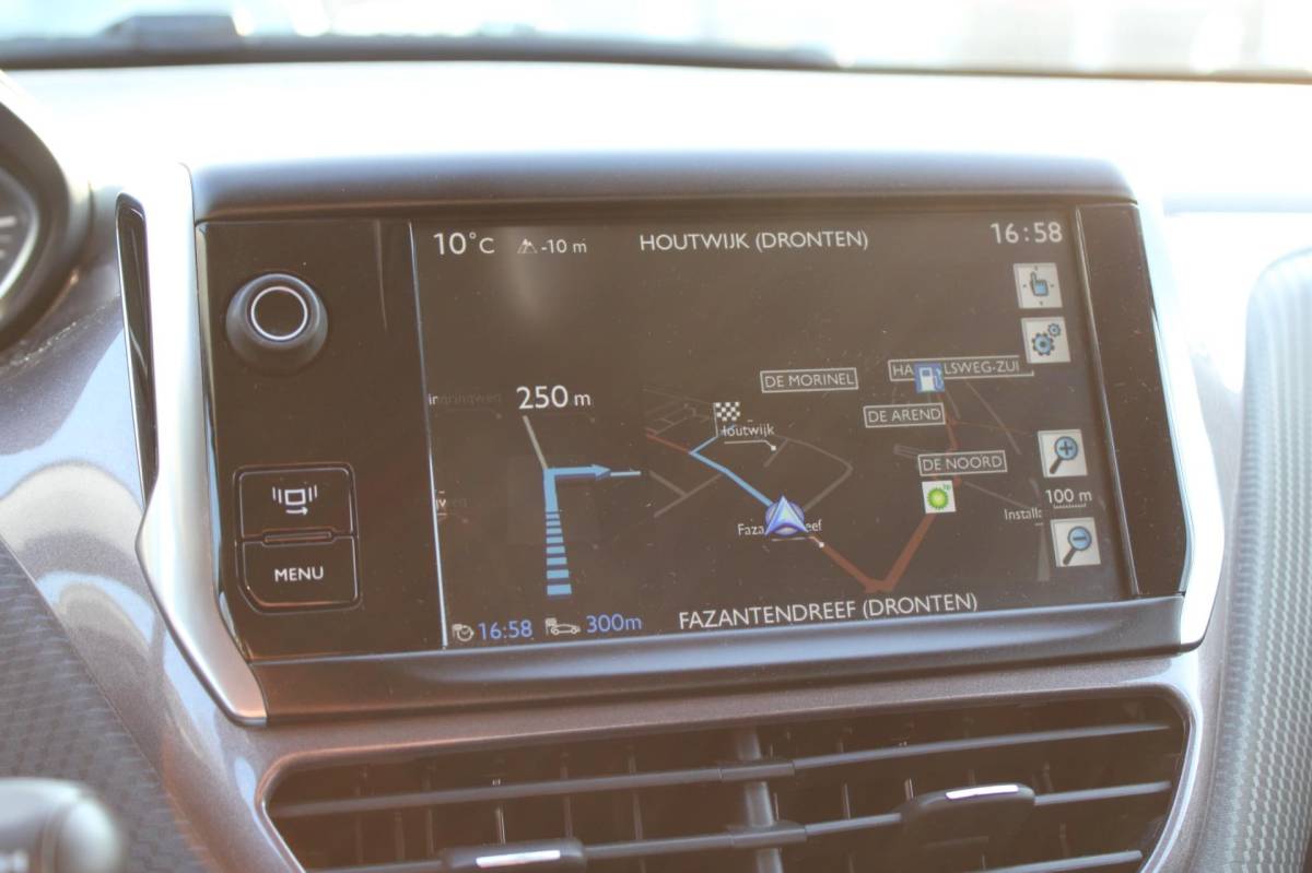 Peugeot 2008 Peugeot 2008 1.2 VTi ACTIVE-uitv|AIRCO|TREKHAAK|CRUISE CONTROL|ISOFIX|LM-VELG|BLUETOOTH|NAVIGATIE|nwe APK+OH.BEURT BIJ AFLEVERING