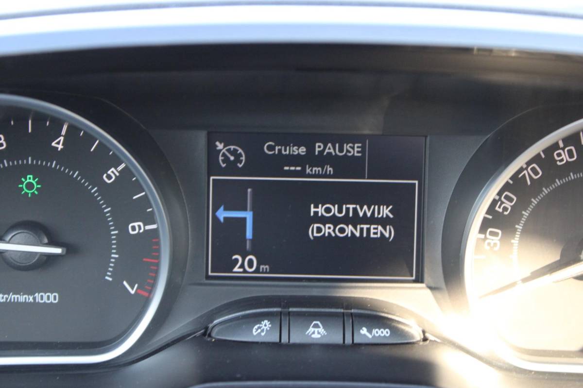 Peugeot 2008 Peugeot 2008 1.2 VTi ACTIVE-uitv|AIRCO|TREKHAAK|CRUISE CONTROL|ISOFIX|LM-VELG|BLUETOOTH|NAVIGATIE|nwe APK+OH.BEURT BIJ AFLEVERING