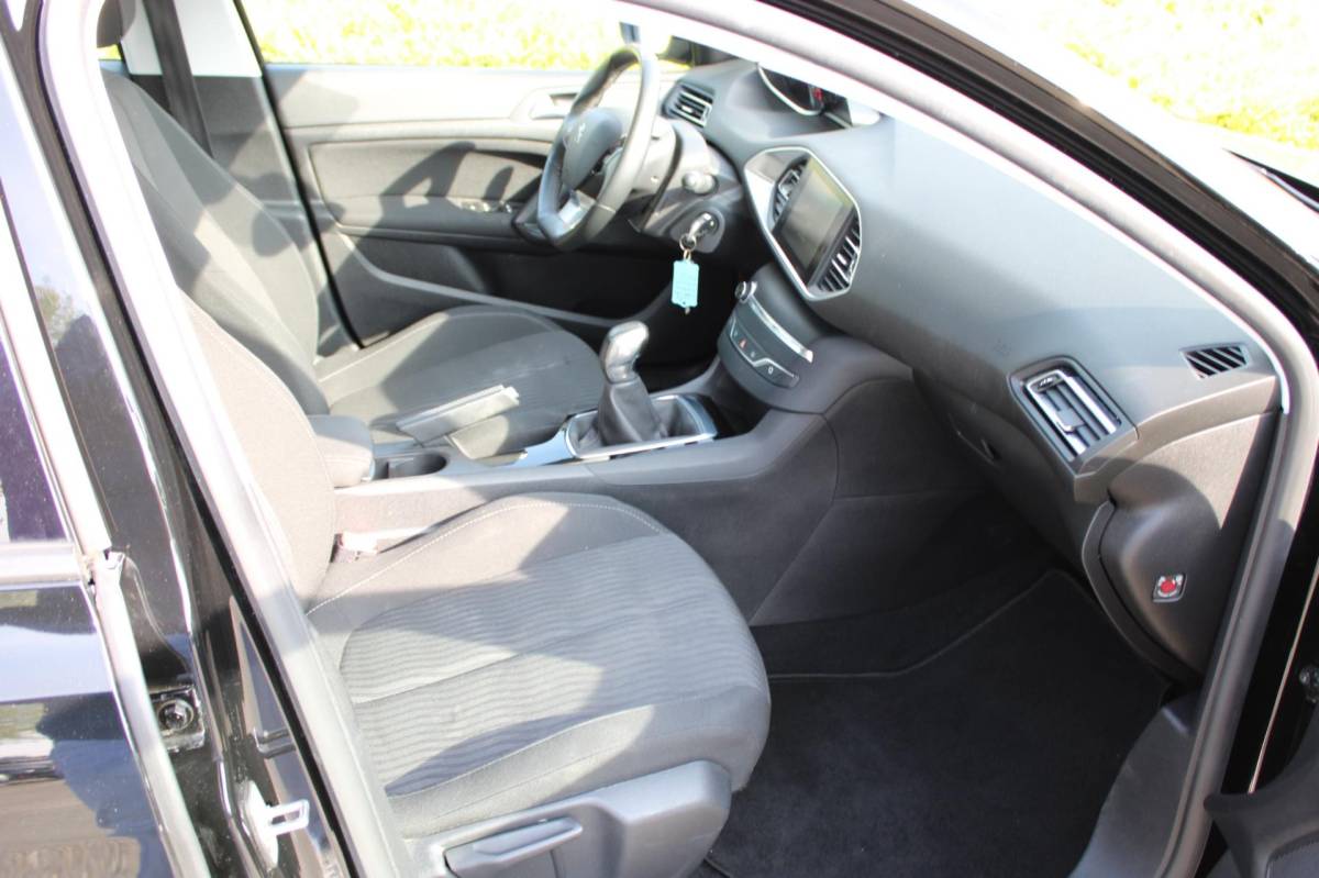 Peugeot 308 Peugeot 308 1.2 PureTech 5-DEURS ACTIVE-uitv|CLIMA AIRCO|CRUISE CONTROL|NAVIGATIE|ISOFIX|BLUETOOTH|nweAPK+OH.BEURT+DISTRIBUTIERIEM
