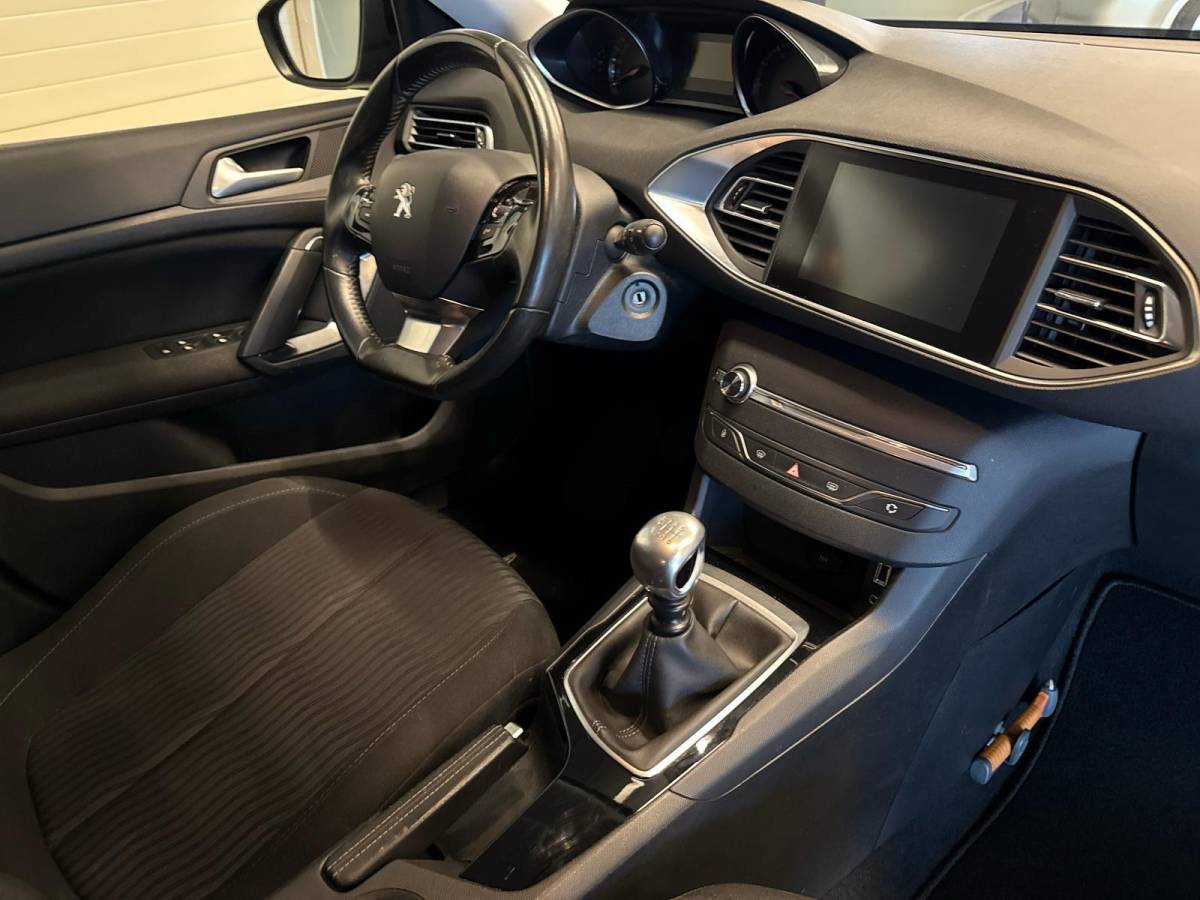 Peugeot 308 Peugeot 308 1.2 PureTech ACTIVE-uitv|CLIMA AIRCO|CRUISE CONTROL|ISOFIX|NAVIGATIE|LM-VELG|TREKHAAK|nweAPK+OH.+nwe DISTRIBUTIERIEM!!