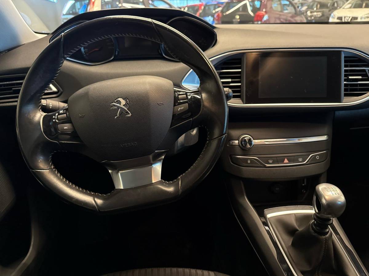 Peugeot 308 Peugeot 308 1.2 PureTech ACTIVE-uitv|CLIMA AIRCO|CRUISE CONTROL|ISOFIX|NAVIGATIE|LM-VELG|TREKHAAK|nweAPK+OH.+nwe DISTRIBUTIERIEM!!