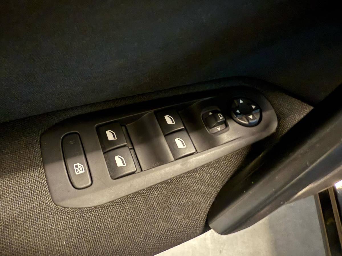 Peugeot 308 Peugeot 308 1.2 PureTech ACTIVE-uitv|CLIMA AIRCO|CRUISE CONTROL|ISOFIX|NAVIGATIE|LM-VELG|TREKHAAK|nweAPK+OH.+nwe DISTRIBUTIERIEM!!