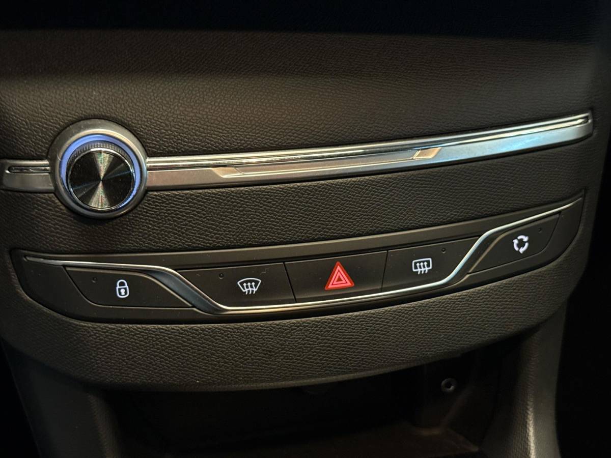 Peugeot 308 Peugeot 308 1.2 PureTech ACTIVE-uitv|CLIMA AIRCO|CRUISE CONTROL|ISOFIX|NAVIGATIE|LM-VELG|TREKHAAK|nweAPK+OH.+nwe DISTRIBUTIERIEM!!