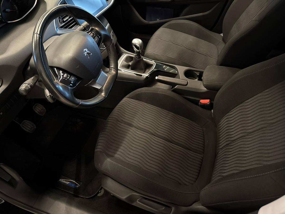 Peugeot 308 Peugeot 308 1.2 PureTech ACTIVE-uitv|CLIMA AIRCO|CRUISE CONTROL|ISOFIX|NAVIGATIE|LM-VELG|TREKHAAK|nweAPK+OH.+nwe DISTRIBUTIERIEM!!