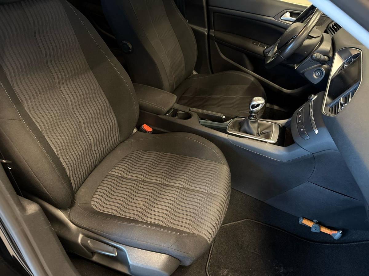Peugeot 308 Peugeot 308 1.2 PureTech ACTIVE-uitv|CLIMA AIRCO|CRUISE CONTROL|ISOFIX|NAVIGATIE|LM-VELG|TREKHAAK|nweAPK+OH.+nwe DISTRIBUTIERIEM!!