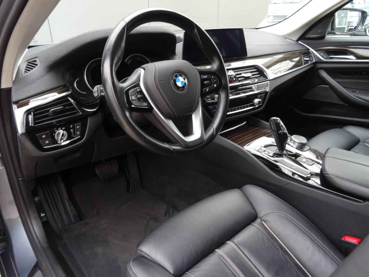 BMW 5 Serie BMW 5-serie Touring 530i High Executive * LED * GR NAVI * LEER !!