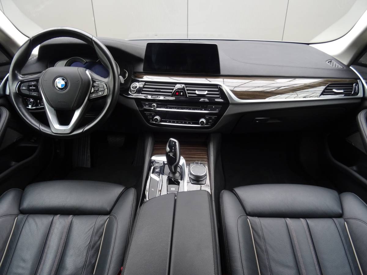 BMW 5 Serie BMW 5-serie Touring 530i High Executive * LED * GR NAVI * LEER !!