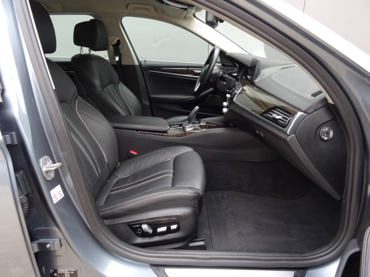 BMW 5 Serie BMW 5-serie Touring 530i High Executive * LED * GR NAVI * LEER !!