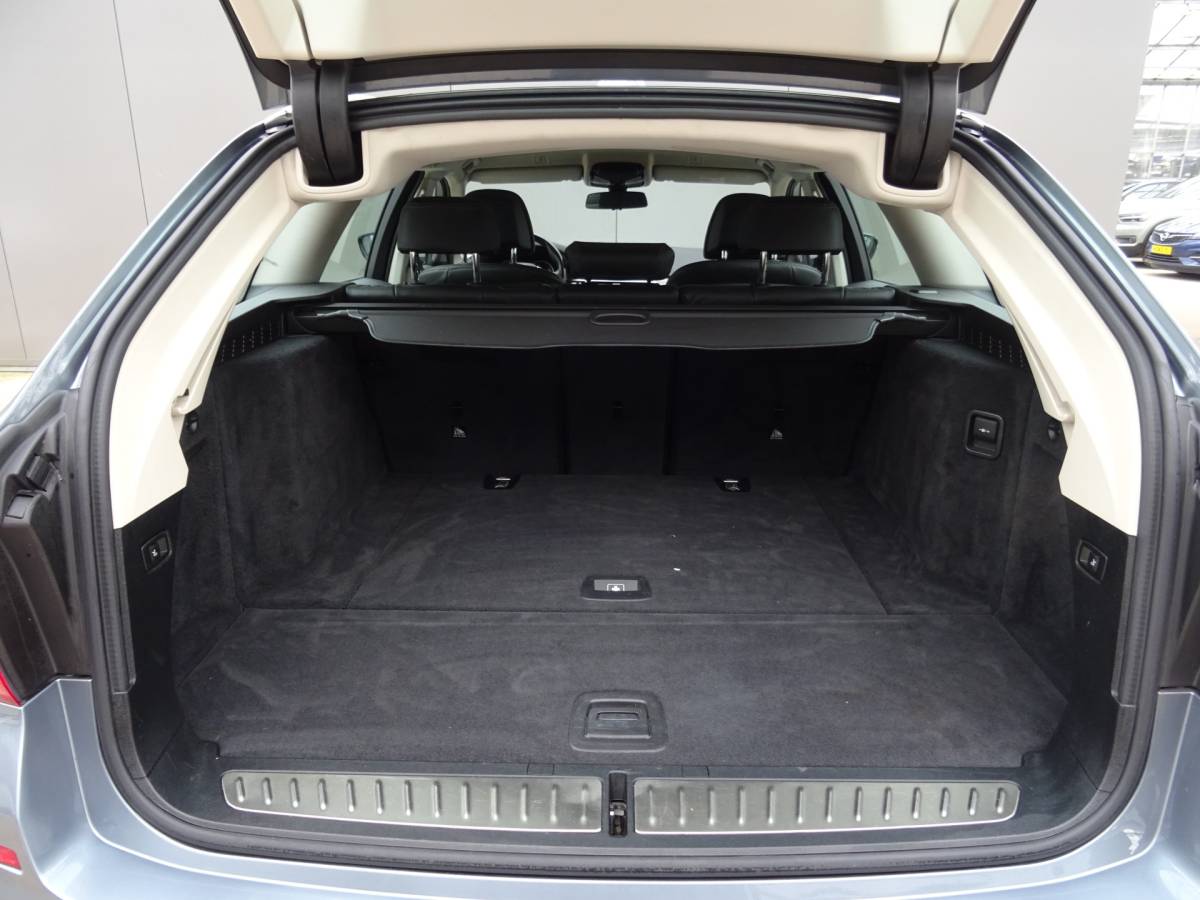 BMW 5 Serie BMW 5-serie Touring 530i High Executive * LED * GR NAVI * LEER !!