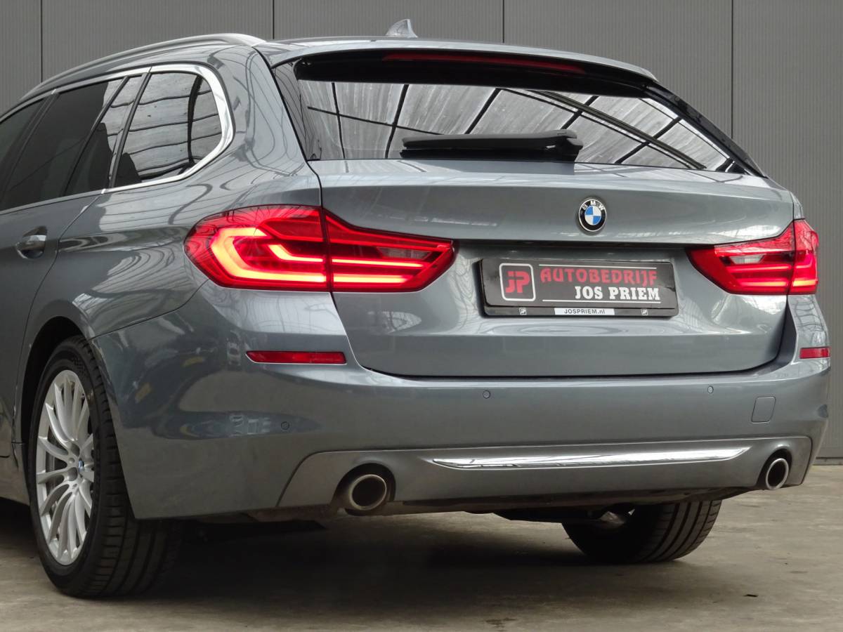 BMW 5 Serie BMW 5-serie Touring 530i High Executive * LED * GR NAVI * LEER !!