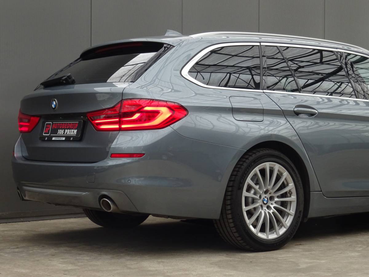 BMW 5 Serie BMW 5-serie Touring 530i High Executive * LED * GR NAVI * LEER !!