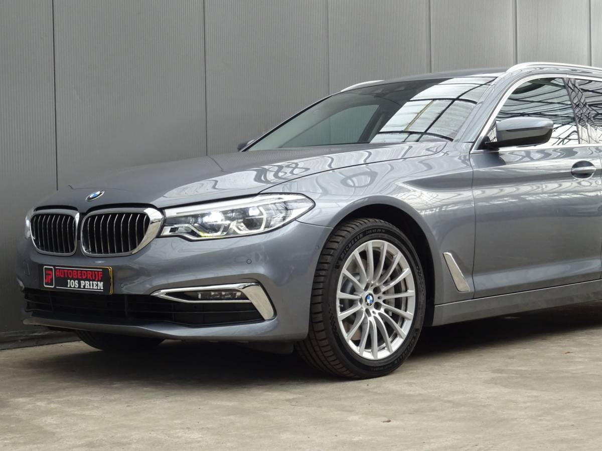BMW 5 Serie BMW 5-serie Touring 530i High Executive * LED * GR NAVI * LEER !!