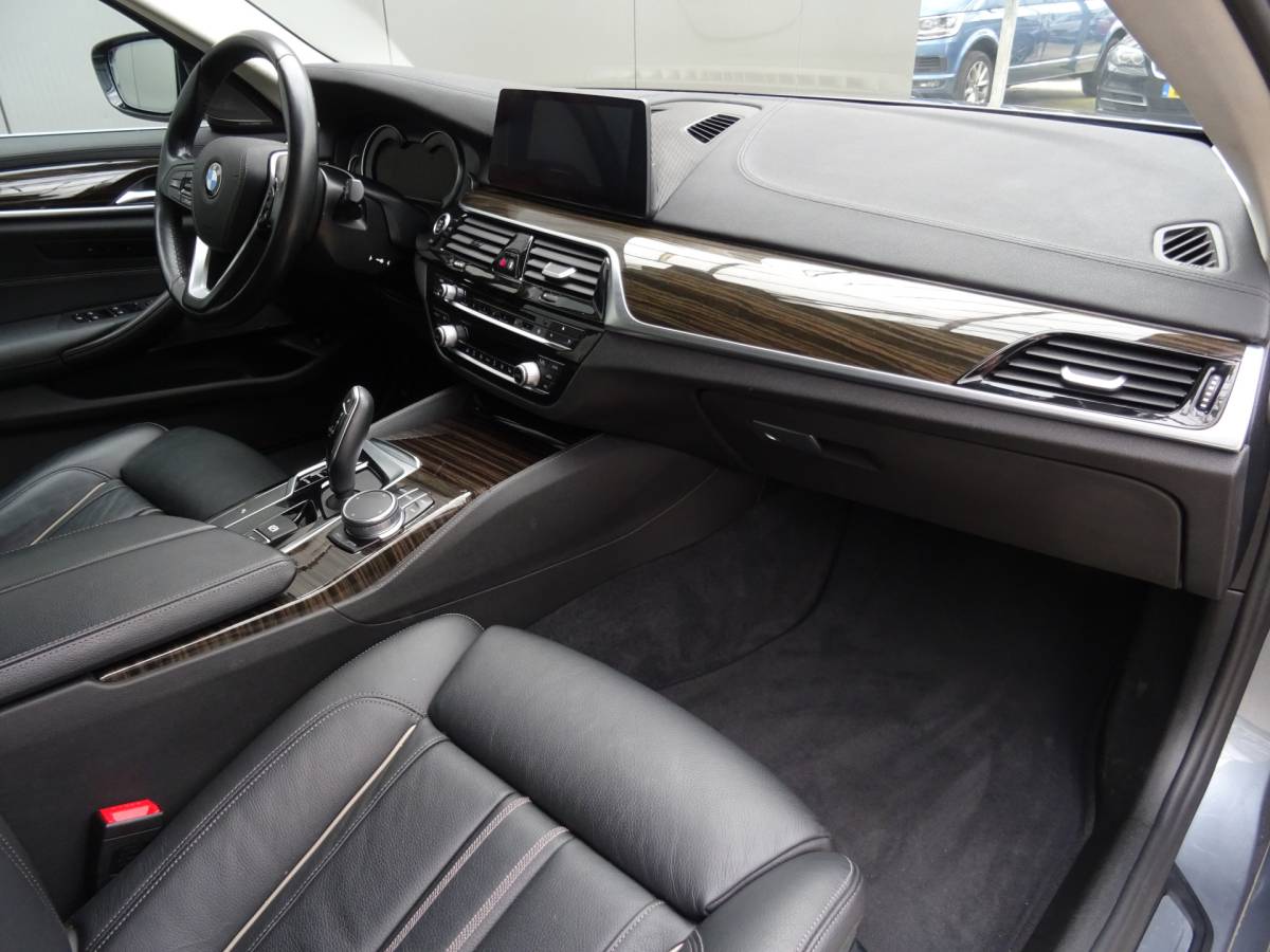 BMW 5 Serie BMW 5-serie Touring 530i High Executive * LED * GR NAVI * LEER !!