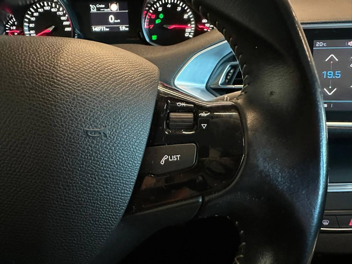 Peugeot 308 Peugeot 308 SW 1.2 PureTech BLUE LEASE PREMIUM|NAVIGATIE|CLIMA AIRCO|ISOFIX|CRUISECONTROL|APPLE CARPLAY+ANDROID|PANORAMADAK|LEER