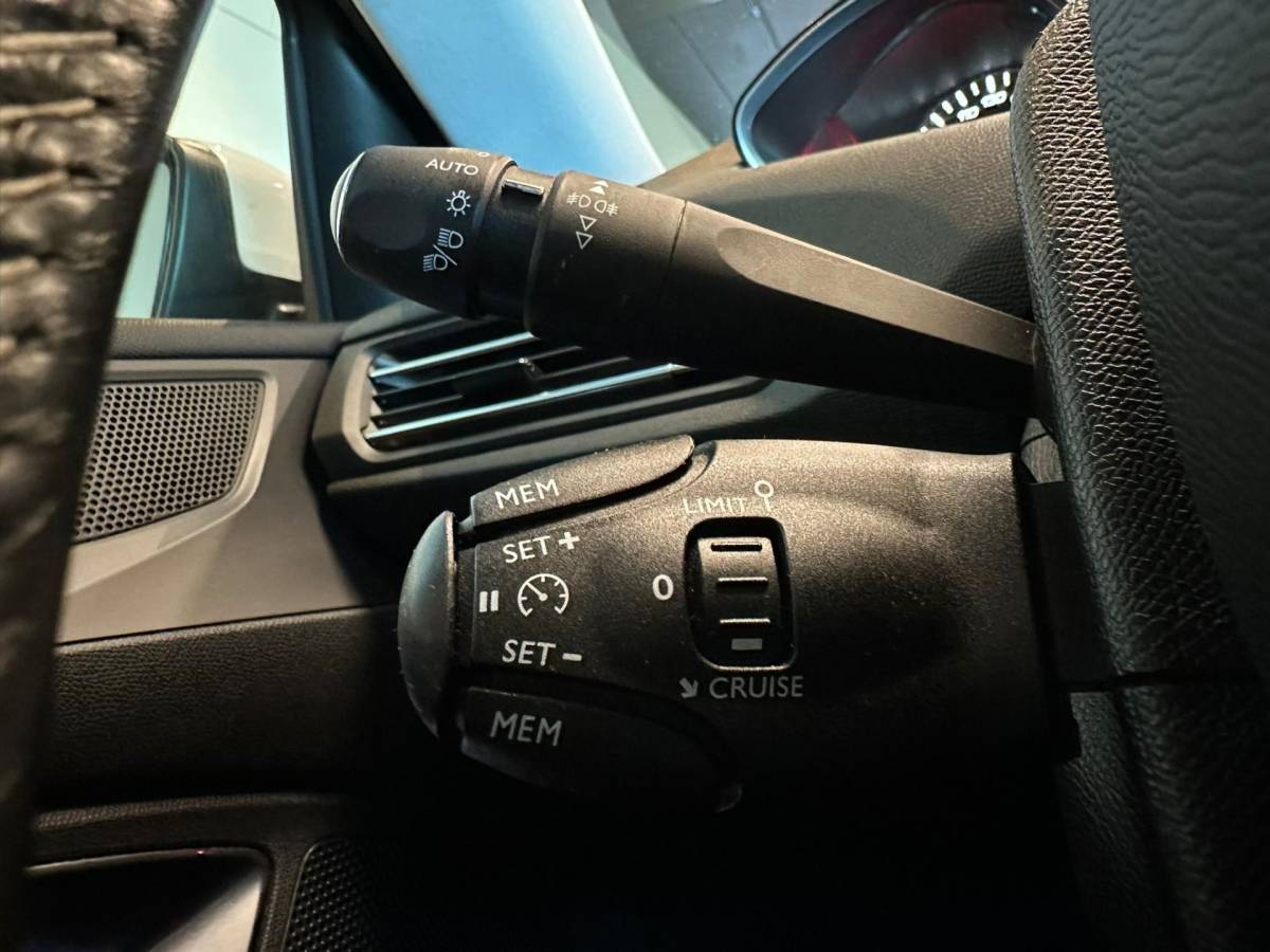 Peugeot 308 Peugeot 308 SW 1.2 PureTech BLUE LEASE PREMIUM|NAVIGATIE|CLIMA AIRCO|ISOFIX|CRUISECONTROL|APPLE CARPLAY+ANDROID|PANORAMADAK|LEER