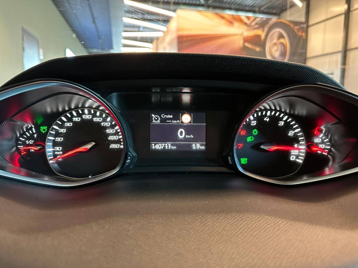 Peugeot 308 Peugeot 308 SW 1.2 PureTech BLUE LEASE PREMIUM|NAVIGATIE|CLIMA AIRCO|ISOFIX|CRUISECONTROL|APPLE CARPLAY+ANDROID|PANORAMADAK|LEER
