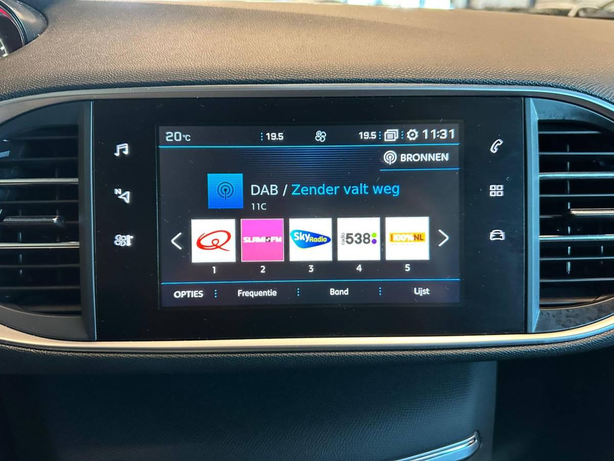Peugeot 308 Peugeot 308 SW 1.2 PureTech BLUE LEASE PREMIUM|NAVIGATIE|CLIMA AIRCO|ISOFIX|CRUISECONTROL|APPLE CARPLAY+ANDROID|PANORAMADAK|LEER