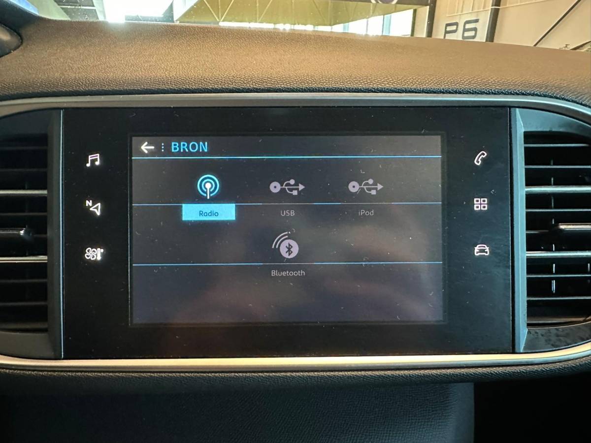 Peugeot 308 Peugeot 308 SW 1.2 PureTech BLUE LEASE PREMIUM|NAVIGATIE|CLIMA AIRCO|ISOFIX|CRUISECONTROL|APPLE CARPLAY+ANDROID|PANORAMADAK|LEER