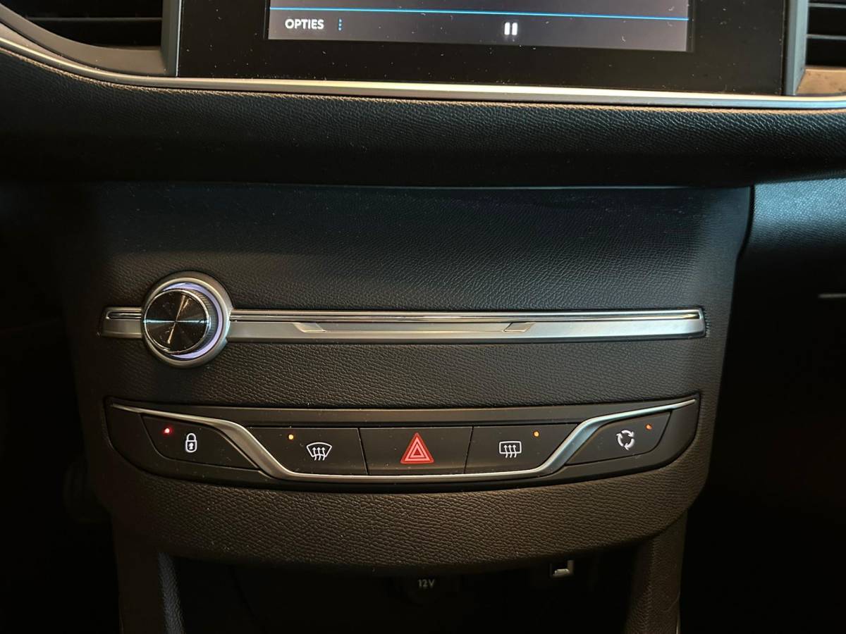 Peugeot 308 Peugeot 308 SW 1.2 PureTech BLUE LEASE PREMIUM|NAVIGATIE|CLIMA AIRCO|ISOFIX|CRUISECONTROL|APPLE CARPLAY+ANDROID|PANORAMADAK|LEER
