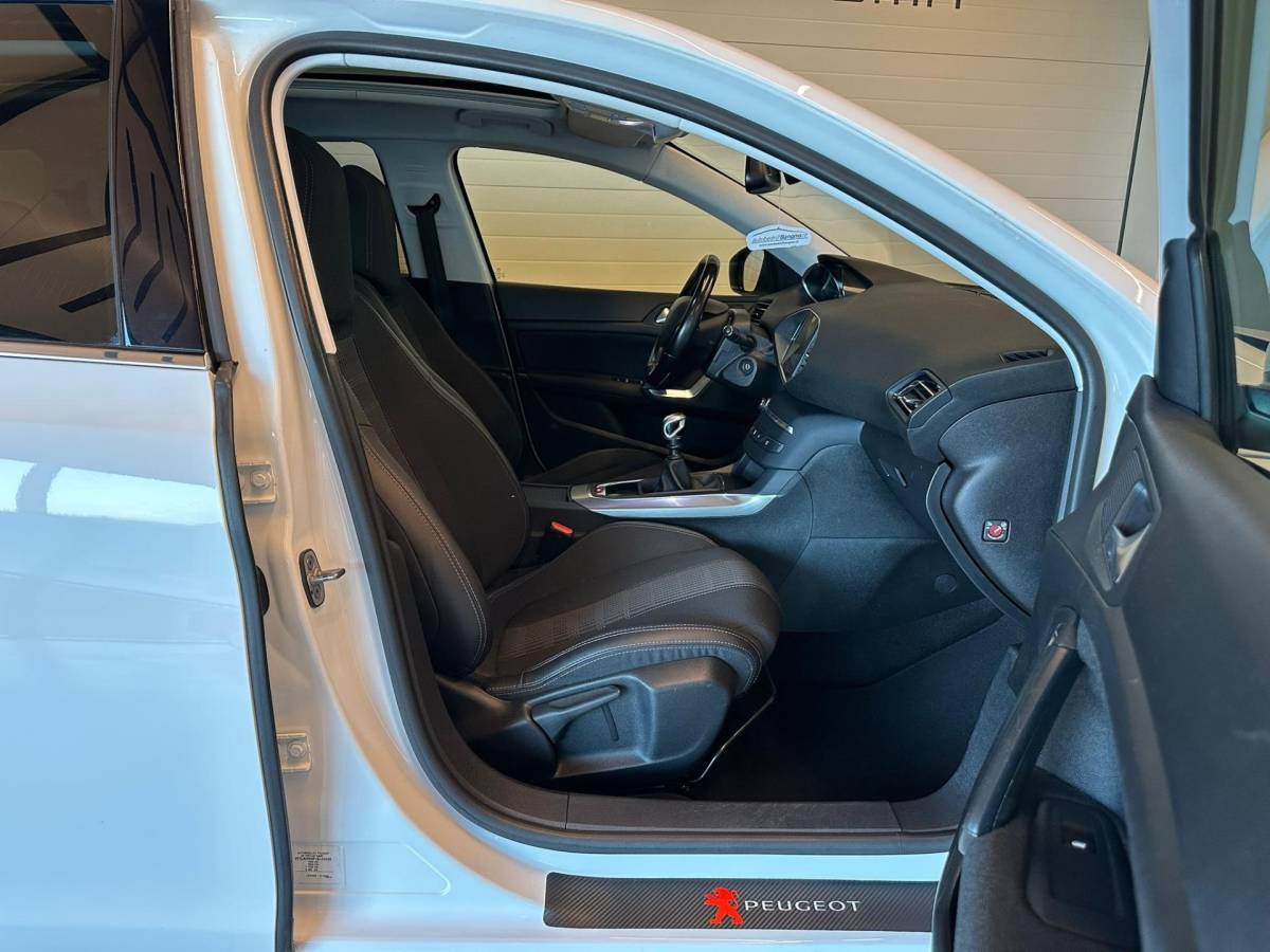 Peugeot 308 Peugeot 308 SW 1.2 PureTech BLUE LEASE PREMIUM|NAVIGATIE|CLIMA AIRCO|ISOFIX|CRUISECONTROL|APPLE CARPLAY+ANDROID|PANORAMADAK|LEER