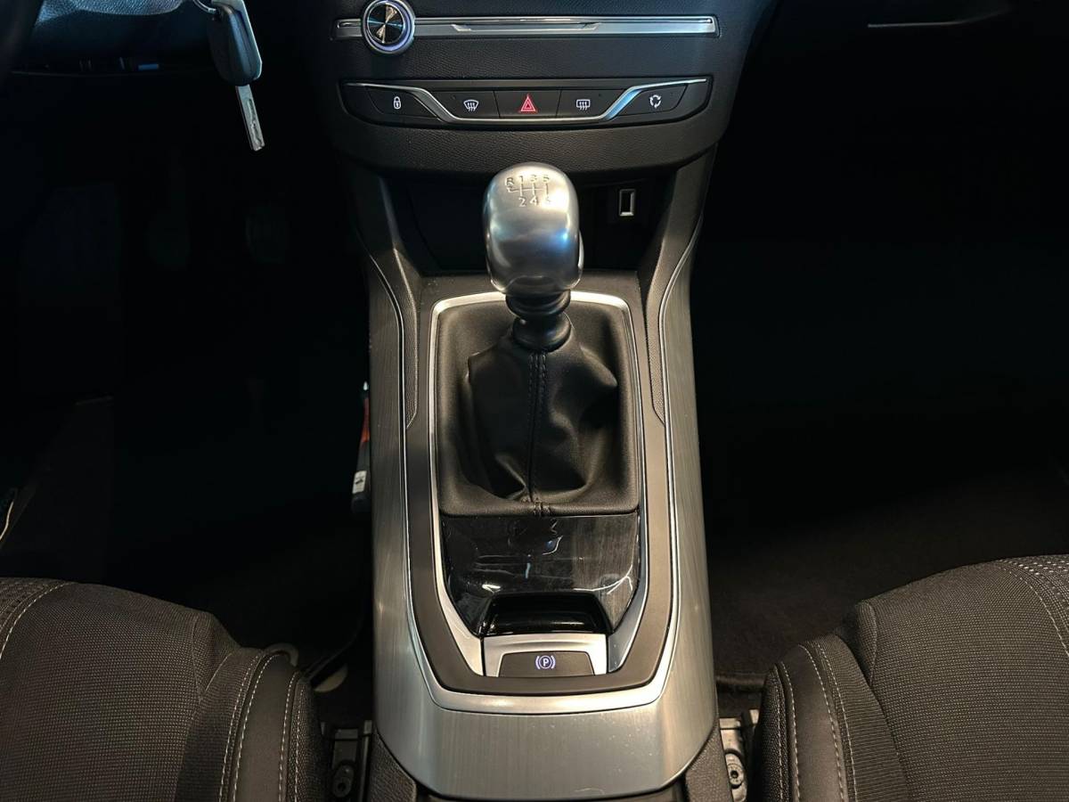 Peugeot 308 Peugeot 308 SW 1.2 PureTech BLUE LEASE PREMIUM|NAVIGATIE|CLIMA AIRCO|ISOFIX|CRUISECONTROL|APPLE CARPLAY+ANDROID|PANORAMADAK|LEER