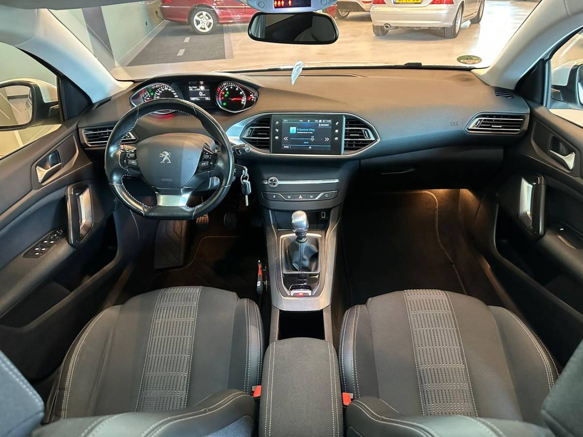 Peugeot 308 Peugeot 308 SW 1.2 PureTech BLUE LEASE PREMIUM|NAVIGATIE|CLIMA AIRCO|ISOFIX|CRUISECONTROL|APPLE CARPLAY+ANDROID|PANORAMADAK|LEER