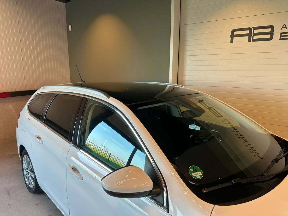 Peugeot 308 Peugeot 308 SW 1.2 PureTech BLUE LEASE PREMIUM|NAVIGATIE|CLIMA AIRCO|ISOFIX|CRUISECONTROL|APPLE CARPLAY+ANDROID|PANORAMADAK|LEER
