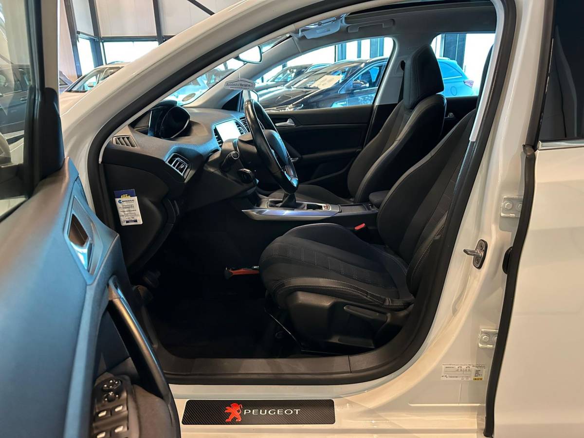 Peugeot 308 Peugeot 308 SW 1.2 PureTech BLUE LEASE PREMIUM|NAVIGATIE|CLIMA AIRCO|ISOFIX|CRUISECONTROL|APPLE CARPLAY+ANDROID|PANORAMADAK|LEER