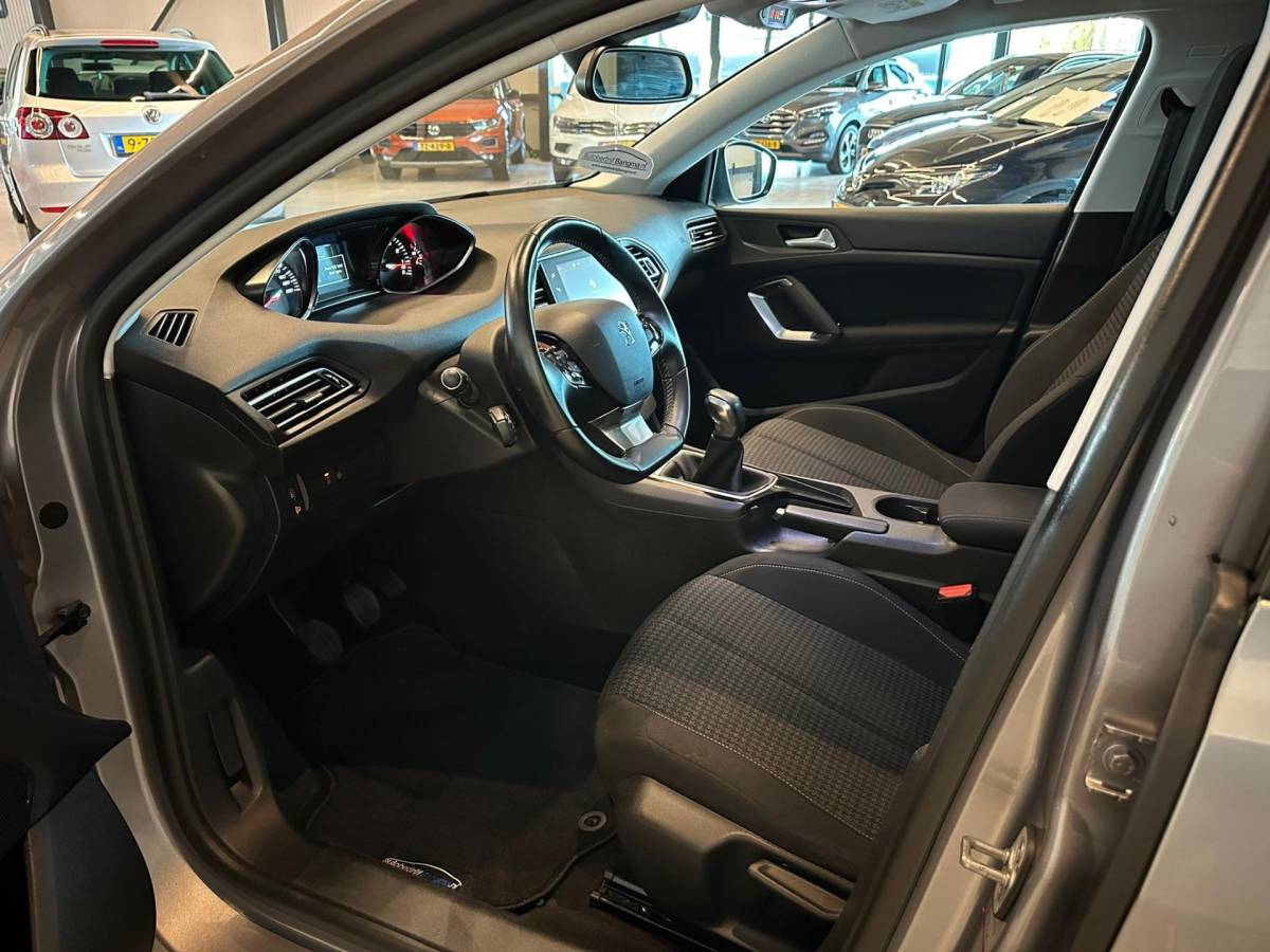 Peugeot 308 Peugeot 308 1.2 PureTech BLUE LEASE EXECUTIVE|CLIMA AIRCO|NAVIGATIE|APPLE CARPLAY+ANDROID|PANORAMADAK|LM-VELG|CRUISECONTROL|ISOFIX