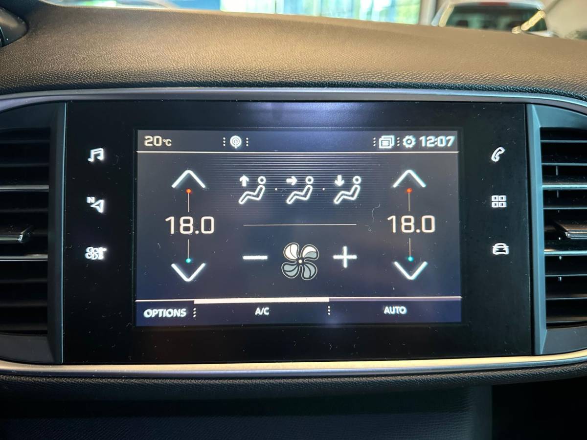 Peugeot 308 Peugeot 308 1.2 PureTech BLUE LEASE EXECUTIVE|CLIMA AIRCO|NAVIGATIE|APPLE CARPLAY+ANDROID|PANORAMADAK|LM-VELG|CRUISECONTROL|ISOFIX