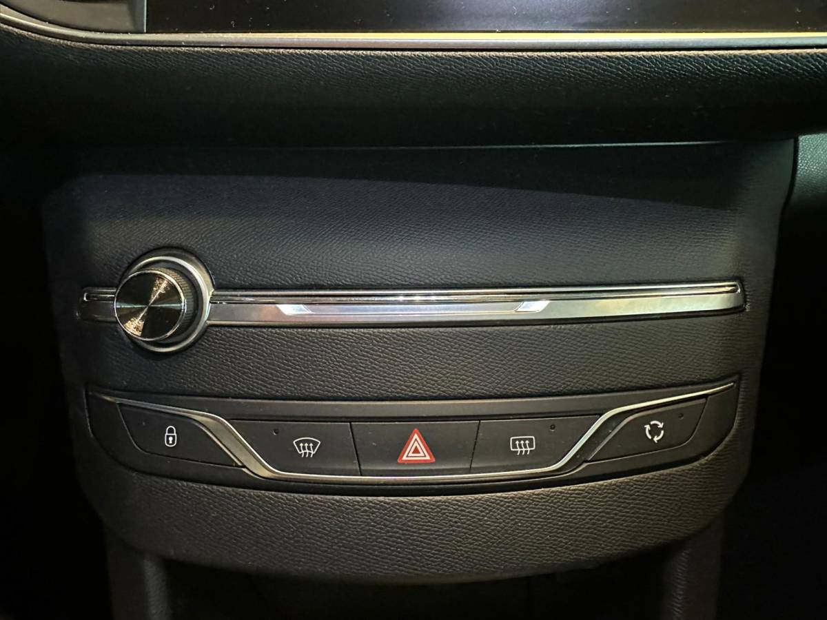 Peugeot 308 Peugeot 308 1.2 PureTech BLUE LEASE EXECUTIVE|CLIMA AIRCO|NAVIGATIE|APPLE CARPLAY+ANDROID|PANORAMADAK|LM-VELG|CRUISECONTROL|ISOFIX